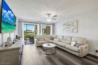 9061 Michael Cir in Naples, FL - Foto de edificio - Building Photo