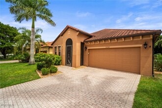 12168 Country Day Cir in Ft. Myers, FL - Building Photo - Building Photo
