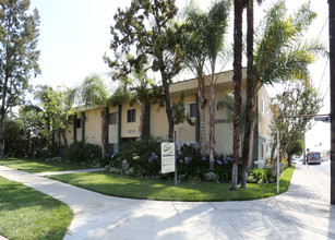 Donna East in Reseda, CA - Building Photo - Building Photo