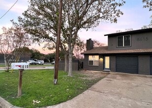 8615 Bowling Green Dr in Austin, TX - Building Photo - Building Photo