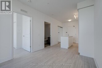 30 Elm Dr W in Mississauga, ON - Building Photo - Building Photo