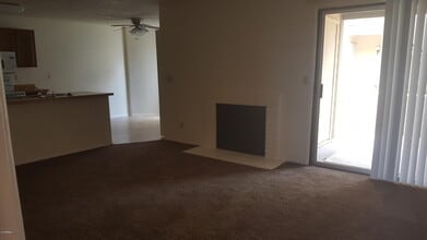 5236 W Peoria Ave-Unit -201 in Glendale, AZ - Building Photo - Building Photo