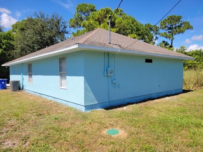1110 15th Avenue SW in Vero Beach, FL - Building Photo - Building Photo