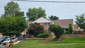 8001 Postoak Rd in Potomac, MD - Building Photo