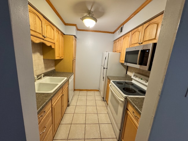 6139 Knoll Wood Rd in Willowbrook, IL - Foto de edificio - Building Photo