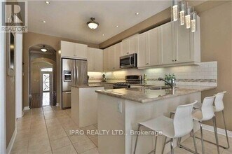 2456 Village Common in Oakville, ON - Building Photo - Building Photo