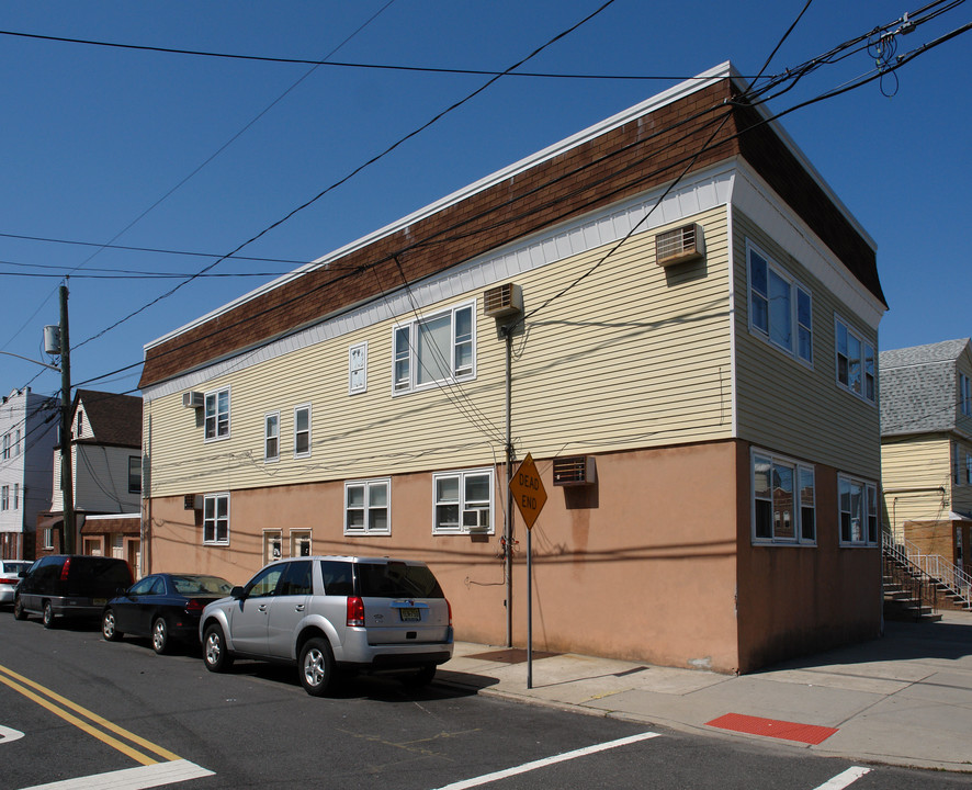 483 Avenue A in Bayonne, NJ - Building Photo