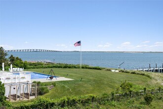 36 Oak Ln in Hampton Bays, NY - Building Photo - Building Photo