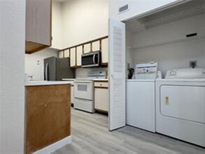 2880 N Oakland Forest Dr, Unit 311 in Oakland Park, FL - Building Photo - Building Photo