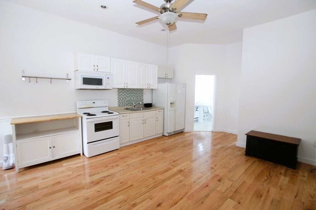452 E Girard Ave in Philadelphia, PA - Building Photo