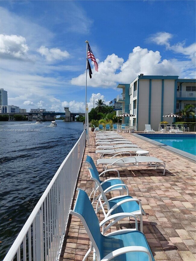 3922 NE 166th St in Miami, FL - Building Photo - Building Photo