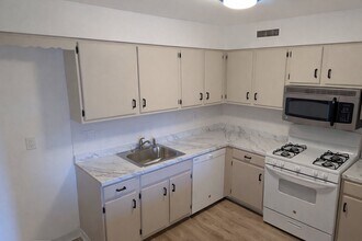 47301 Delaire Landing Rd, Unit 301 in Philadelphia, PA - Building Photo - Building Photo