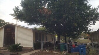 631 J St, Unit Apartment 2 in San Antonio, TX - Building Photo