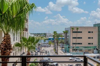 1208 E Kennedy Blvd in Tampa, FL - Foto de edificio - Building Photo