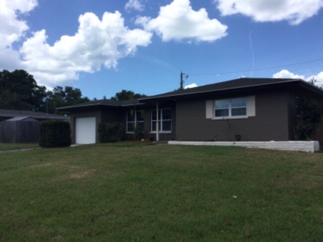 2311 Duncan Dr in Belleair Bluffs, FL - Foto de edificio - Building Photo