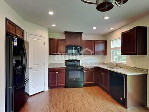 1396 Apple Farm Dr in Amelia, OH - Foto de edificio - Building Photo