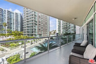 13600 Marina Pointe Dr in Marina Del Rey, CA - Building Photo