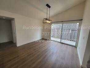 207 Stokes Ct in Petaluma, CA - Building Photo - Building Photo
