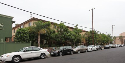 3030 Shrine Place in Los Angeles, CA - Foto de edificio - Building Photo
