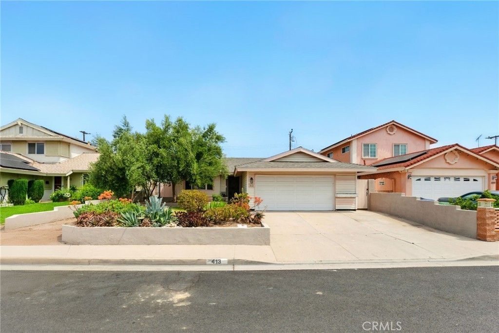 413 E Bradrick Dr in Carson, CA - Building Photo