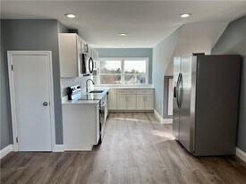 190 E Main Rd in Middletown, RI - Building Photo
