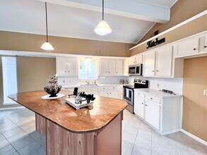 401 Rolling Hills Dr W in Conroe, TX - Building Photo - Building Photo