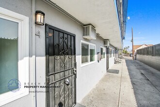 1040 W. 91st St. in Los Angeles, CA - Foto de edificio - Building Photo