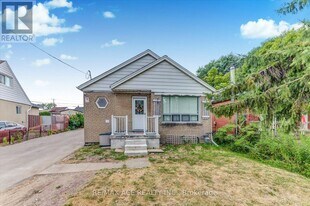 20 Snaresbrook Dr in Toronto, ON - Building Photo