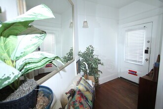 5923-5925 Whitney St in Oakland, CA - Building Photo - Interior Photo