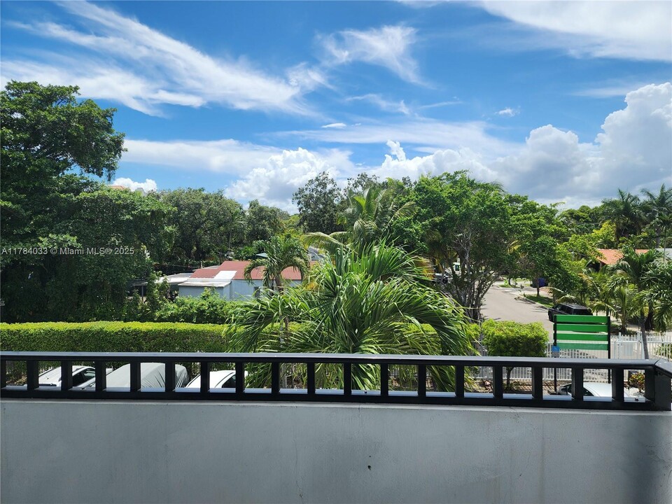 1800 SW 25th St in Miami, FL - Foto de edificio