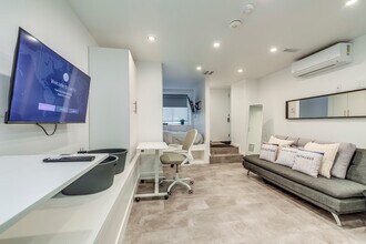 19 Claremont St in Toronto, ON - Building Photo - Building Photo