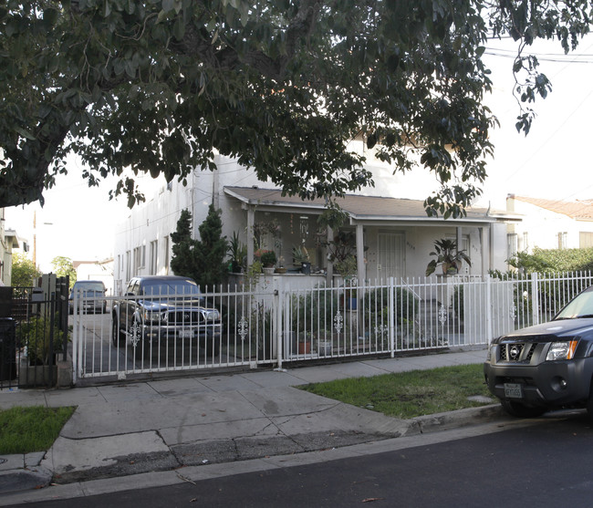 611-613 1/2 N Commonwealth Ave in Los Angeles, CA - Building Photo - Building Photo