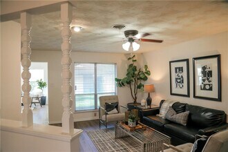 8402 Stillwood Ln in Austin, TX - Foto de edificio - Building Photo