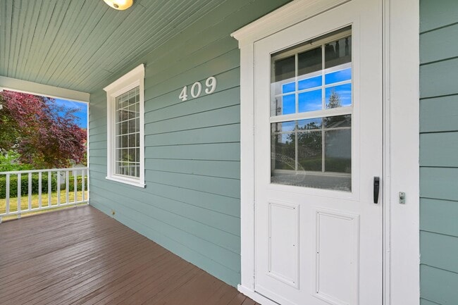 409 E Highland Ave in Mount Vernon, WA - Foto de edificio - Building Photo