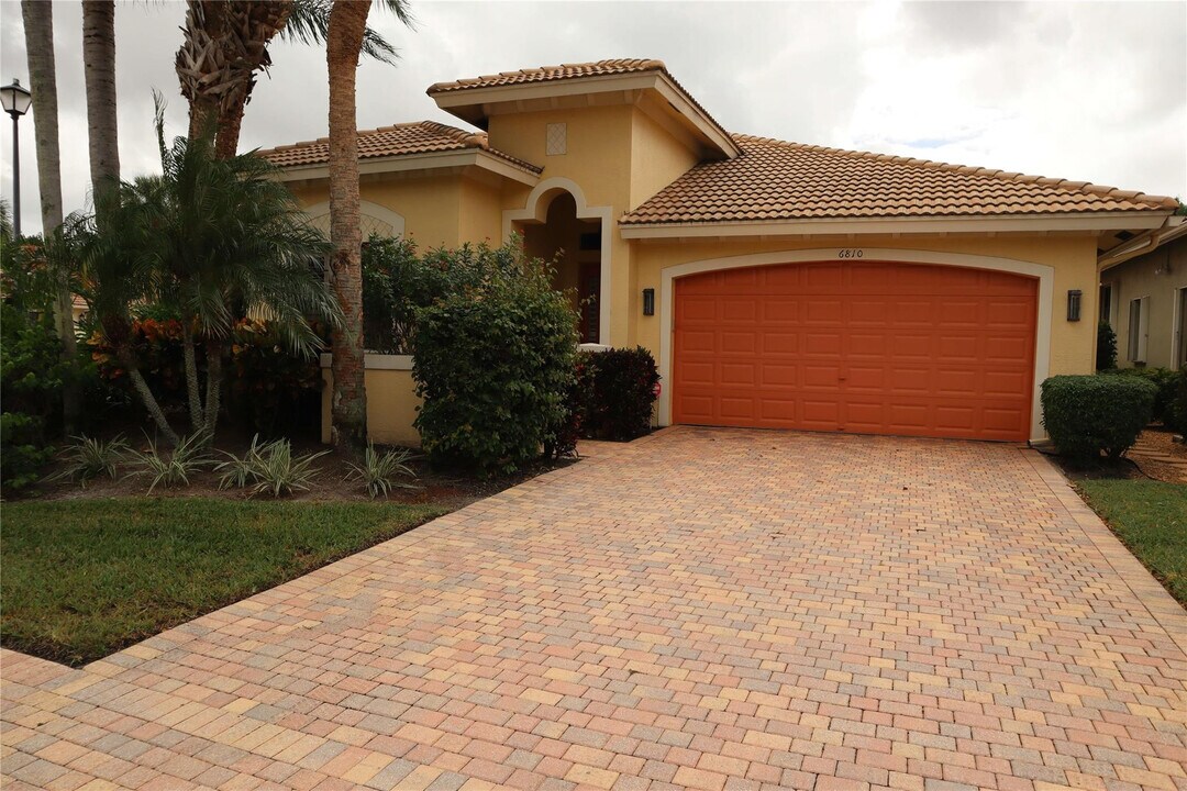6810 Fabiano Cir in Boynton Beach, FL - Building Photo