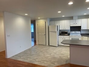 13051 40th Ave S, Unit 2 in Tukwila, WA - Foto de edificio - Building Photo