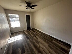 1410 W Braker Ln in Austin, TX - Foto de edificio - Building Photo