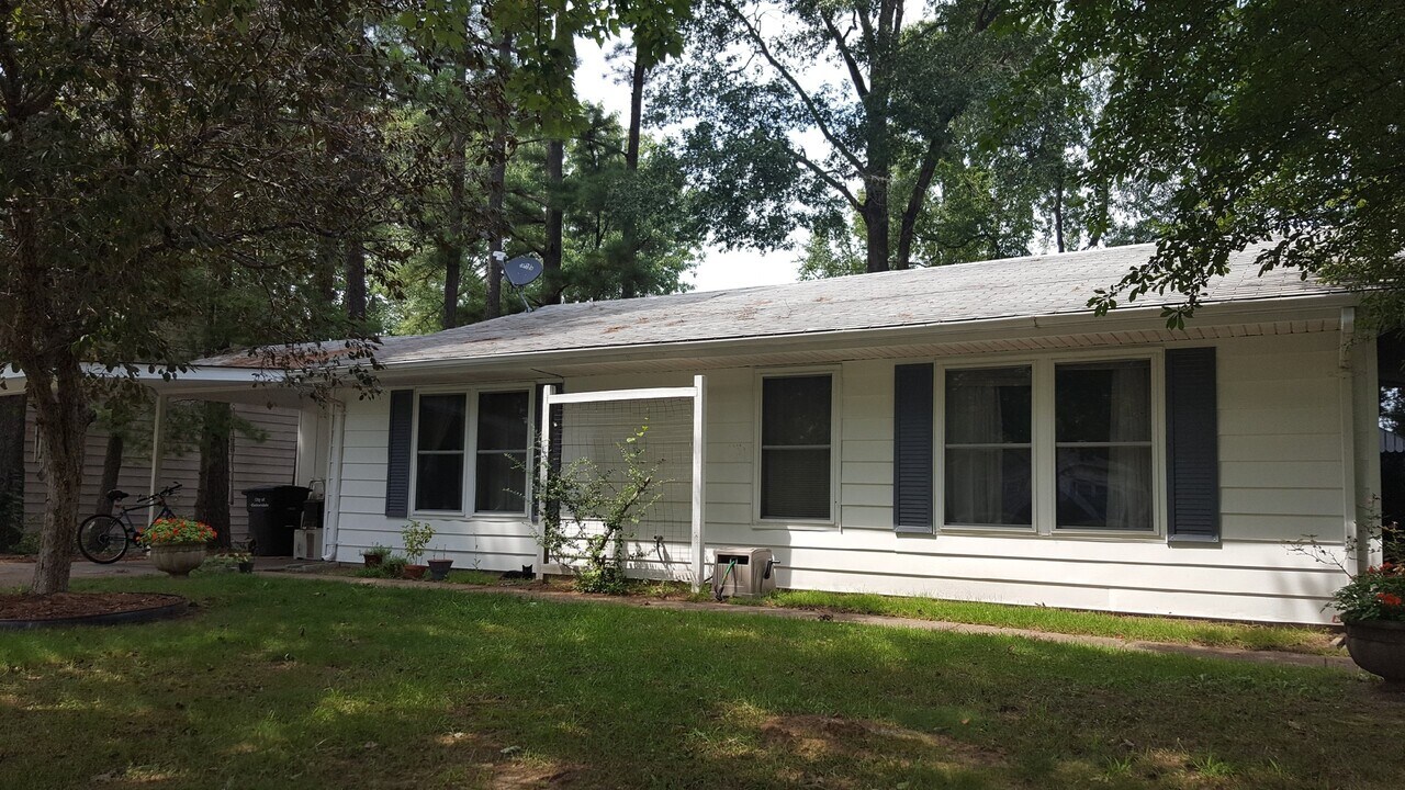 2108 W Sunset Dr in Carbondale, IL - Building Photo
