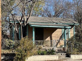 411 E Lachapelle in San Antonio, TX - Building Photo