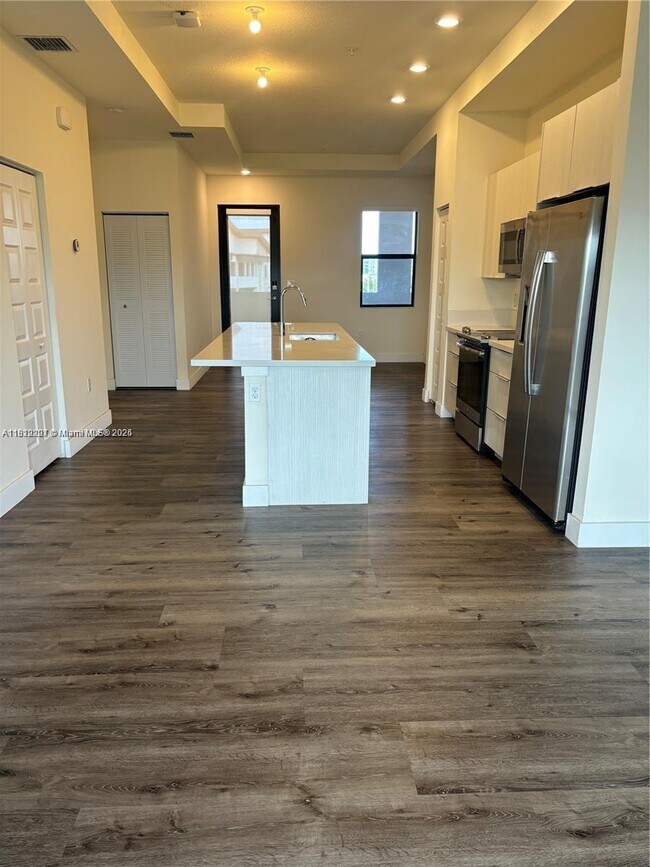 7819 NW 104th Ave in Doral, FL - Building Photo - Building Photo