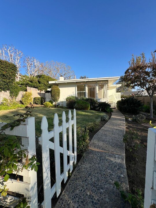 421 Myrtle St in Laguna Beach, CA - Building Photo