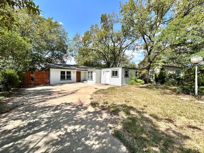2309 Devonshire Dr in Austin, TX - Foto de edificio - Building Photo
