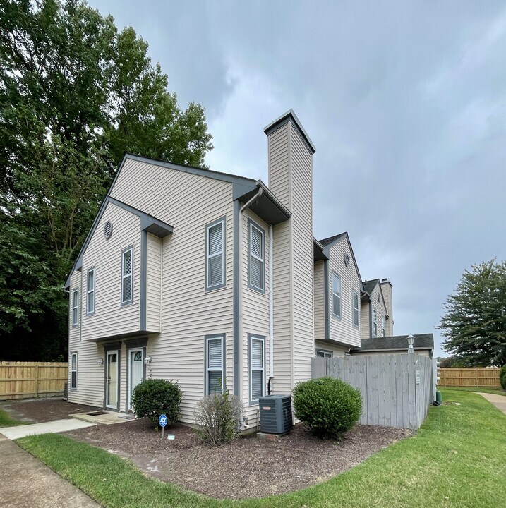 701 Gemstone Ln in Virginia Beach, VA - Foto de edificio