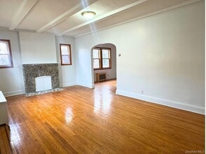 62-63-63 Ellwell Crescent in Queens, NY - Building Photo - Building Photo