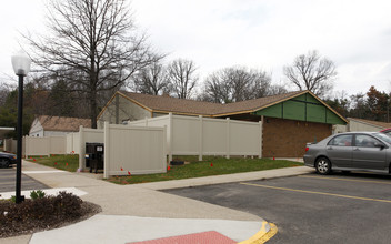 Creekside Villas in North Canton, OH - Foto de edificio - Building Photo