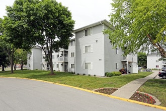 Centennial Place Apartments in Altoona, IA - Foto de edificio - Building Photo