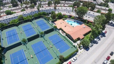 7727 Vía Capri in Burbank, CA - Building Photo - Building Photo