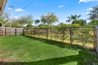 13916 Folkestone Cir in Wellington, FL - Building Photo - Building Photo