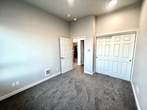 2330 Yakima Ct in Tacoma, WA - Foto de edificio - Building Photo