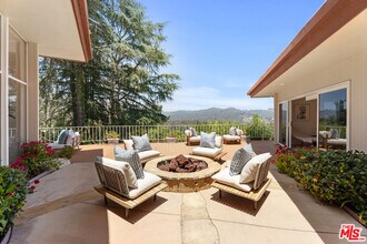 1743 Stone Canyon Rd in Los Angeles, CA - Foto de edificio - Building Photo